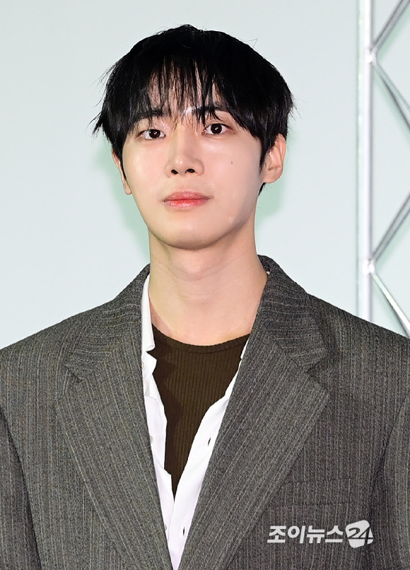 배우 추영우가 7일 서울 용산구 CGV 아이파크몰에서 진행된 '제5회 청룡 시리즈 어워즈' 핸드프린팅 행사에 참석하고 있다. [사진=정소희 기자]