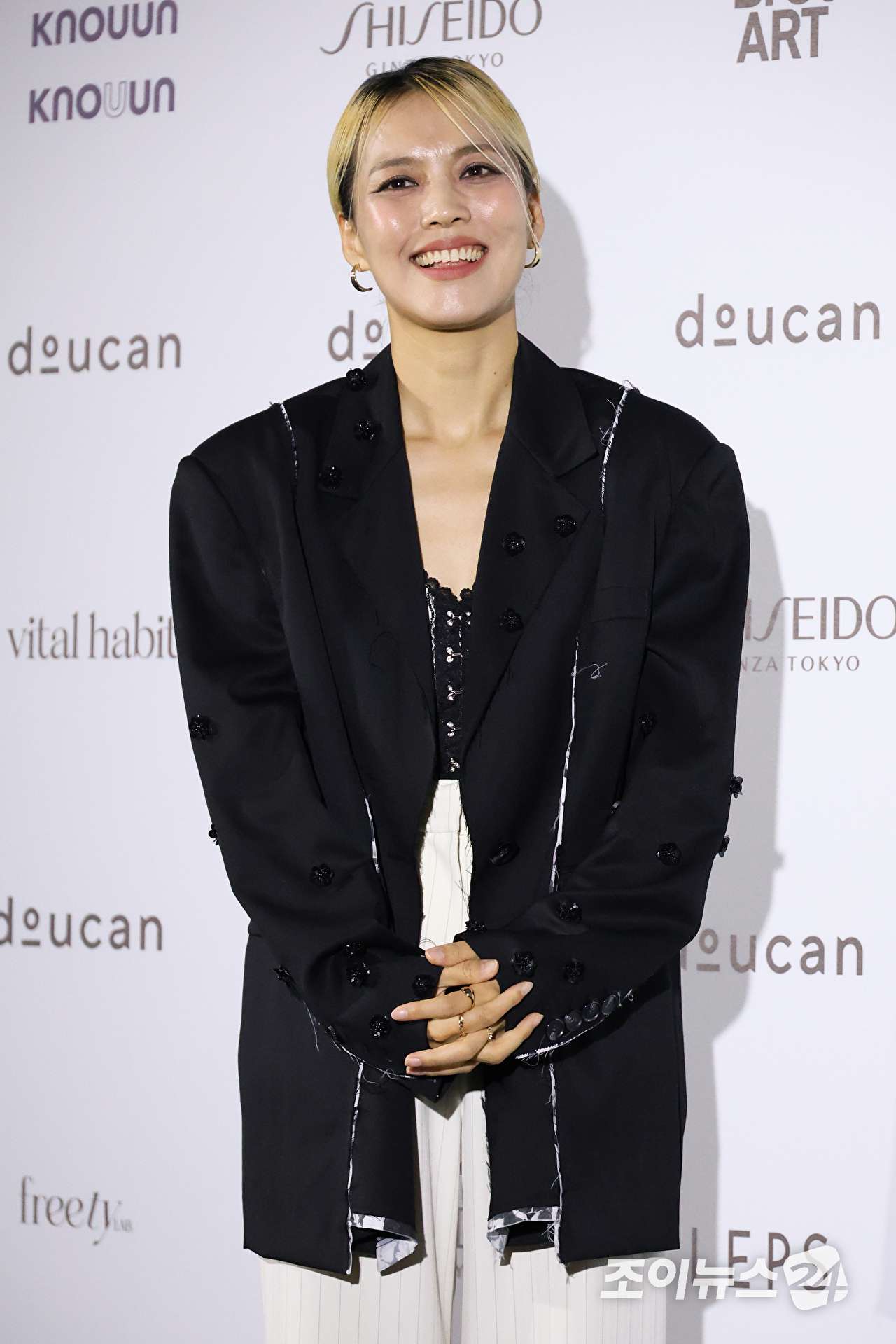 가수 소향이 1일 오후 서울 중구 동대문디자인플라자에서 진행된 2027 S/S 서울패션위크 '두칸' 컬렉션에 참석해 포즈를 취하고 있다. [사진=문수지 기자]
