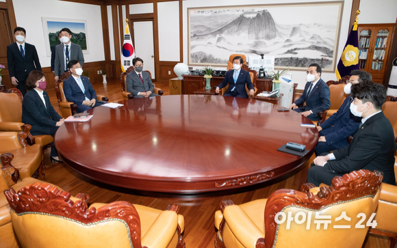 박병석 국회의장(가운데)과 박홍근 더불어민주당 원내대표(오른쪽), 권성동 국민의힘 원내대표가 26일 오전 서울 여의도 국회에서 국회의장 주재로 열린 원내대표 회동에서 기념촬영을 하고 있다. [사진=김성진 기자]