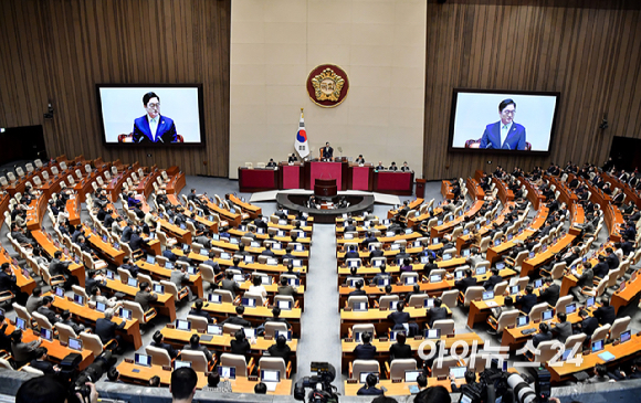 우원식 국회의장이 2일 오후 서울 여의도 국회에서 열린 제432회국회(임시회) 제1차 본회의 개회식에서 개회사를 하고 있다. [사진=곽영래 기자]