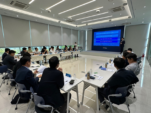 한국국클라우드산업협회 '서비스형데스크톱(DaaS) 지원분과위원회' 참여 기업들이 제1회 킥오프 회의를 진행하고 있다. [사진=한국국클라우드산업협회]