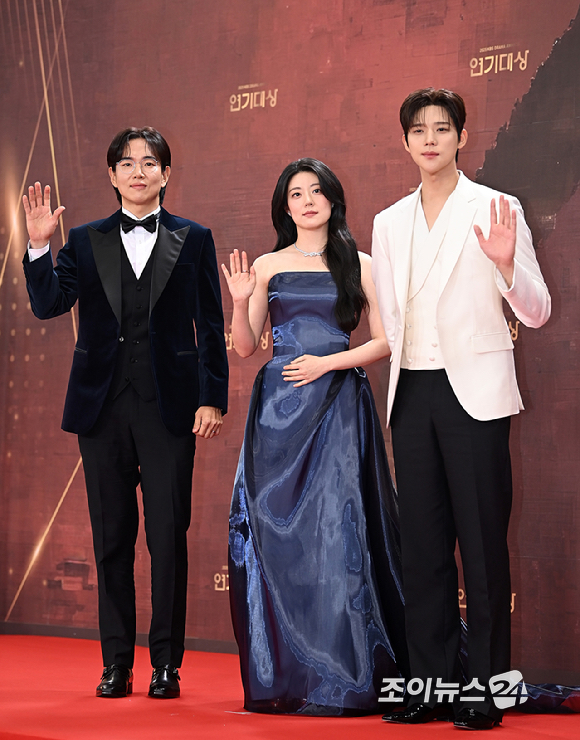방송인 장성규, 배우 남지현, 문상민이 31일 오후 서울 여의도 KBS에서 열린 2025 KBS 연기대상&nbsp;레드카펫 포토월 행사에서 포즈를 취하고 있다. [사진=곽영래 기자]