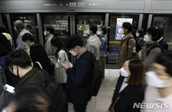 마스크를 착용한 많은 시민들이 지난 2020년 5월12일 오전 서울 종로구 서울지하철 5호선 광화문역에서 내려 이동하고 있다.(기사와 무관한 사진)  [사진=뉴시스 ]