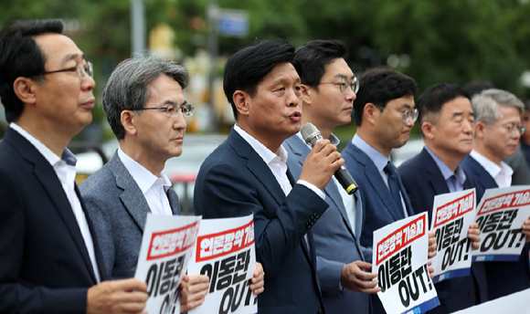 조승래 국회 과학기술정보방송통신위원회 더불어민주당 간사가 24일 오전 서울 용산구 대통령실 앞에서 이동관 방송통신위원장 후보자 인사청문 부적격 보고서 전달 기자회견을 열고 있다. [사진=뉴시스]