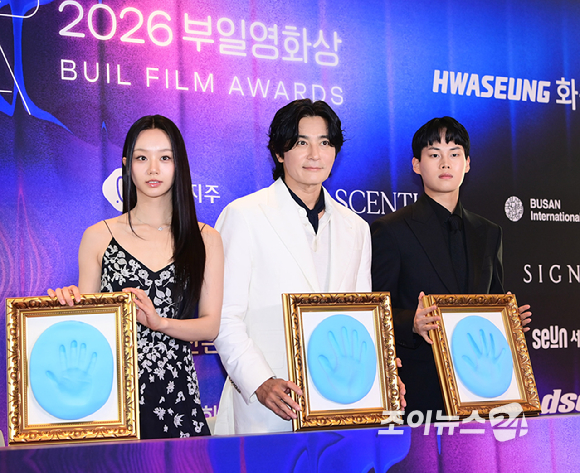 배우 이혜리 (신인여자연기상)-장동건 (유현목영화예술상)- 최현진 (신인남자연기상)이 7일 부산 시그니엘 부산 그랜드 볼룸에서 열린 2026 제35회 부일영화상에 전년도 수상자로 참석해 핸드프린팅하고 있다. [사진=정소희 기자]
