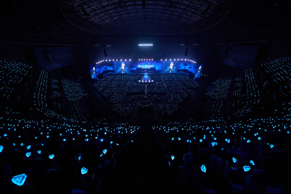 가수 임영웅이 '2026 전국투어 콘서트 'IM HERO' 서울 콘서트에서 팬들을 만나고 있다. [사진=물고기뮤직]