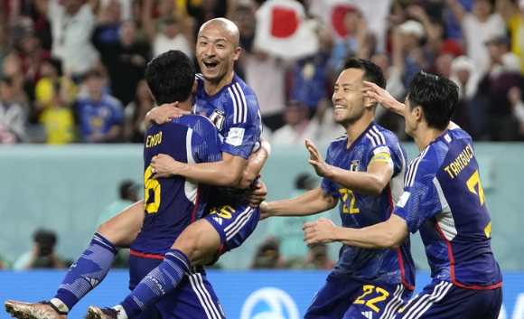 6일(한국시간) 카타르 알와크라의 알자누브 스타디움에서 2022 국제축구연맹(FIFA) 카타르 월드컵 일본과 크로아티아의 16강전이 열린 가운데 전반 43분 일본 마에다 다이젠이 선제골을 기록하고 기뻐하고 있다. [사진=뉴시스]