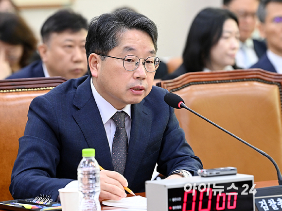 노만석 검찰총장 직무대행이 27일 국회 법제사법위원회에서 열린 대검찰청에 대한 국정감사에서 의원 질의에 답하고 있다. [사진=곽영래 기자]