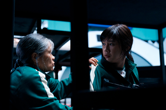 배우 박성훈이 넷플릭스 시리즈 '오징어 게임' 시즌2 인터뷰에 앞서 포즈를 취하고 있다. [사진=넷플릭스]