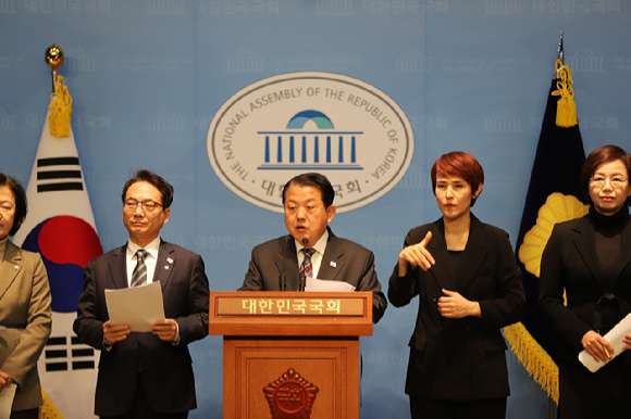 국회 국방위원회 소속 김병주 더불어민주당 의원이 13일 국방위 소속 야당 의원들과 '707 특임단장 회유 의심, 성일종 사퇴 촉구' 기자회견에서 발언하고 있다. [사진=김병주 국회의원실]