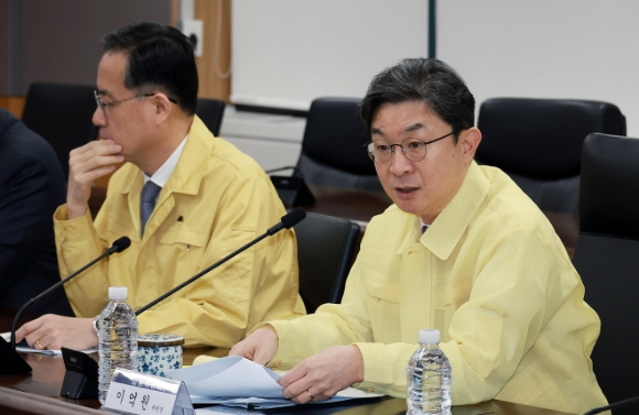 이억원 금융위원장(오른쪽)이 지난 3일 서울 종로구 정부서울청사에서 중동 상황 관련 관계기관 합동 금융시장 상황점검회의를 주재하고 있다. [사진=금융위원회]