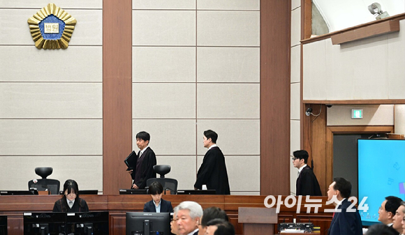 윤석열 전 대통령이 21일 서울 서초동 서울중앙지법에서 열린 내란 우두머리 혐의 형사재판 2번째 공판에 출석하고 있다. [사진=사진공동취재단]
