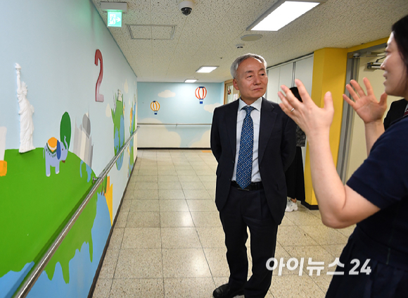 고품격 엔터테인먼트 경제지 조이뉴스24가 15일 서울 강북구 한빛맹아원을 찾아 기부물품을 전달했다. 박동석 조이뉴스24 사장이 한빛맹아원을 둘러보고 있다.조이뉴스24가 개최한 '희망찾기 등산&middot;트레킹 교실' 참가자들이 자연 보호 활동을 통해 나눔을 실천하는 '희망 동행' 프로그램에서, 완주자 1인당 일정 금액을 적립해 마련한 이번 후원 물품은 외부 활동이 제한되는 아동들을 위해 사용될 예정이다. [사진=곽영래 기자]
