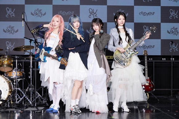 밴드 QWER(쵸단,마젠타,히나,시연) 27일 오전 서울 서대문구 예스24 원더로크홀에서 열린 미니 4집 'CEREMONY' 쇼케이스에서 포토타임을 갖고 있다. [사진=쓰리와이코프레이션]