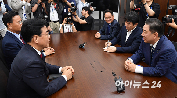 더불어민주당 김병기 당대표 직무대행 겸 원내대표와 국민의힘 송언석 원내대표가 18일 오후 서울 여의도 국회에서 회동을 하고 있다. [사진=곽영래 기자]