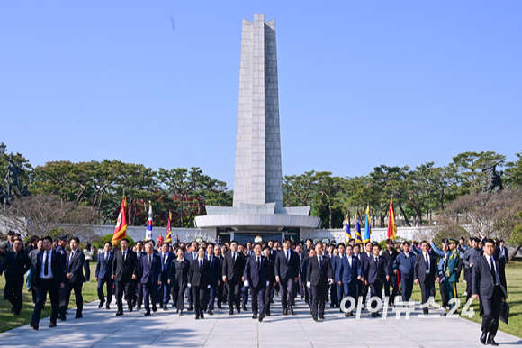 이재명 더불어민주당 대통령선거 후보가 28일 오전 서울 동작구 국립서울현충원에서 현충탑을 참배한 후 대통령 묘소로 향하고 있다. [사진=곽영래 기자]