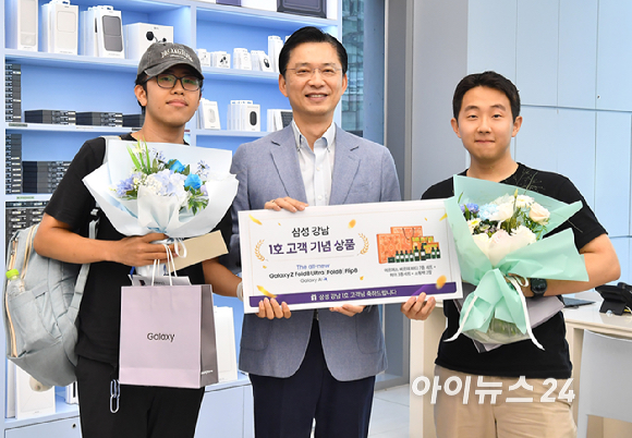  삼성전자 임성택 한국총괄 부사장이 4일 오전 서울 삼성 강남에서 진행한 갤럭시 Z 폴드8, 폴드8 울트라, 플립8 개통행사에서 1호 고객 (왼쪽) 김찬우씨, 김세환씨와 기념촬영을 하고 있다. [사진=곽영래 기자]