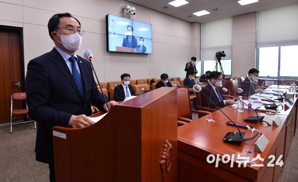 문승욱 산업통상자원부 장관이 25일 오후 서울 여의도 국회에서 열린 산업통상자원중소벤처기업위원회 전체회의에서 우크라이나 사태 관련 긴급 현안 보고를 하고 있다. [사진=김성진 기자]