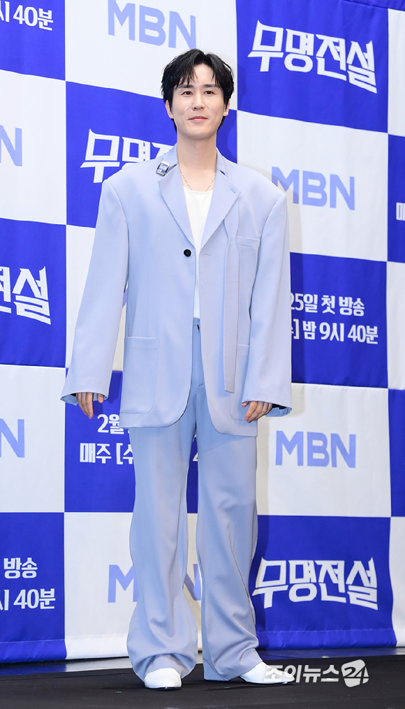 가수 신유가 25일 오후 서울 마포구 스탠포드호텔에서 열린 MBN 초대형 트롯 오디션 '무명전설-트롯 사내들의 서열전쟁' 제작발표회에 참석하고 있다.