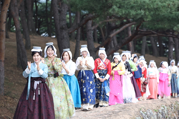 고창의 대표 축제인 고창모양성제에서 참여 여인들이 답성놀이를 하고 있다. [사진=고창군 ]