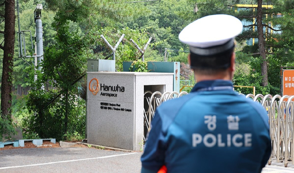지난 1일 오전 대전 유성구 외삼동 한화에어로스페이스 대전사업장에서 폭발 사고가 나 경찰이 사업장 정문 앞에서 통제 중이다. 2026.6.1 [사진=연합뉴스]
