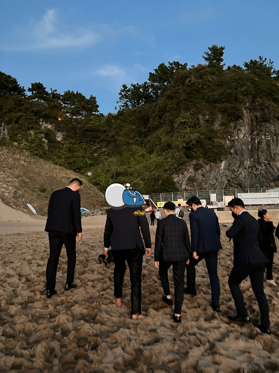 펜싱 국가대표 출신 남현희의 재혼 상대였던 전청조 씨(가운데)가 과거 경호원 10여명을 대동하고 제주도를 방문한 사진이 공개됐다. 사진은 경호원들을 대동한 전청조 씨. [사진=김민석 서울 강서구의원 제공]