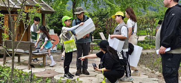 지난 11일 어린이들이 국립백두대간수목원을 돌아다니며 산림생물자원을 탐사하고 있다. [사진=한국수목원정원관리원/국립백두대간수목원]