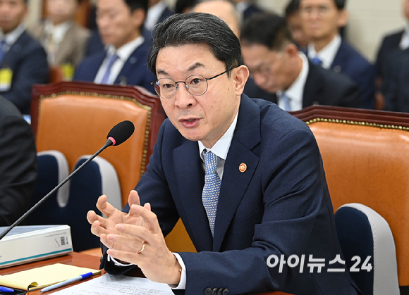 이억원 금융위원장이 20일 서울 여의도 국회 정무위원회에서 열린 금융위원회 등에 대한 국정감사에서 질의에 답변하고 있다. [사진=곽영래 기자]