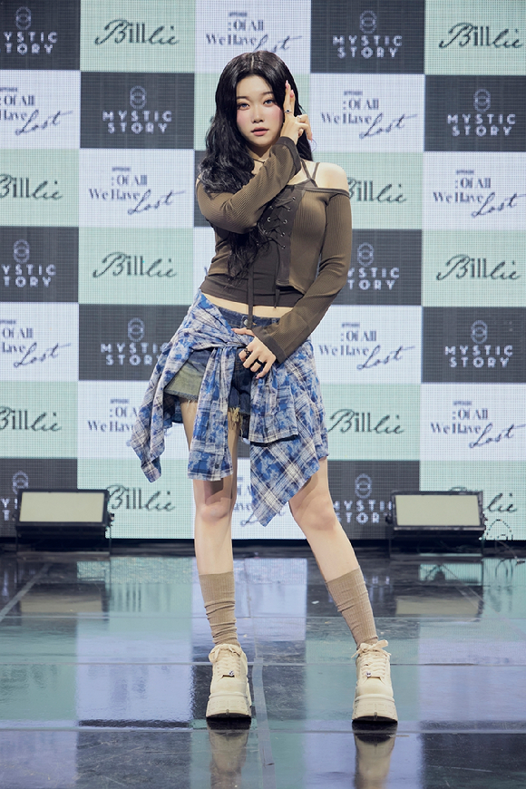 그룹 빌리 츠키가 서울 용산구 한남동 블루스퀘어 마스터카드홀에서 열린 다섯 번째 미니앨범 'appendix: Of All We Have Lost'(어펜딕스: 오브 올 위 해브 로스트) 발매 기념 쇼케이스에서 포즈를 취하고 있다. [사진=미스틱스토리]