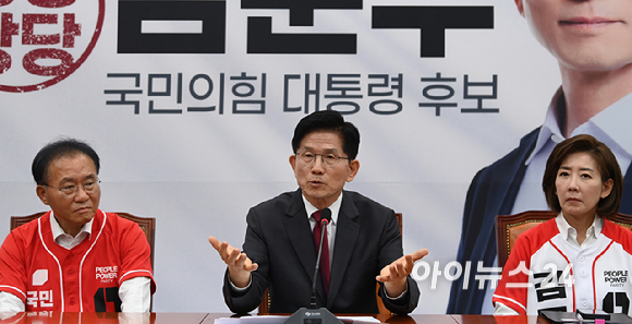 김문수 국민의힘 대선 후보가 15일 국회에서 긴급 기자회견을 열고 발언하고 있다. [사진=곽영래 기자]