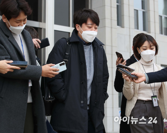 이준석 국민의힘 대표가 5일 서울 여의도 국회를 나서며 기자들의 질문에 답하고 있다. [사진=김성진 기자]