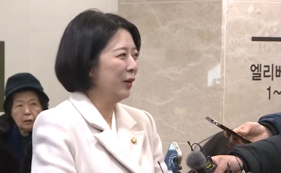 배현진 국민의힘 의원이 최근 별세한 '국민배우' 안성기의 빈소를 찾았다가 복장과 태도 등으로 논란에 휘말렸다. 사진은 고인의 빈소를 찾은 배 의원. [사진=채널A 유튜브 캡처]