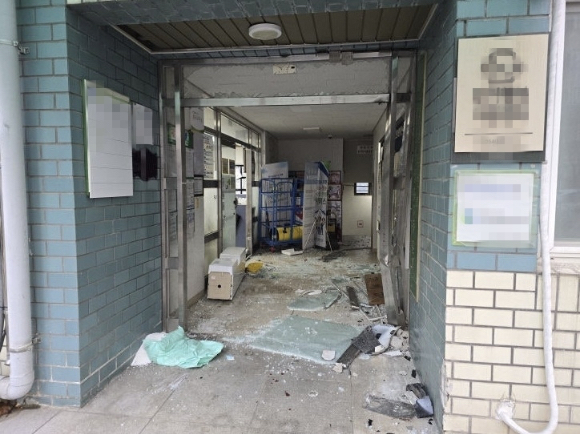 피의자 A씨가 차량으로 돌진해 파손된 관리사무소. [사진=SNS 캡처]