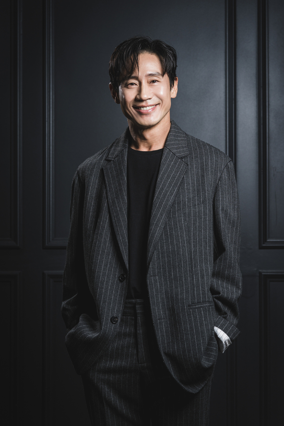 배우 신하균이 티빙 오리지널 시리즈 '욘더'(감독 이준익) 인터뷰에 앞서 포즈를 취하고 있다. [사진=티빙]