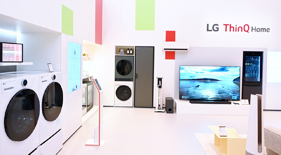 LG전자가 독일 베를린에서 열리는 가전전시회 IFA 2023에서 차별화된 고객경험을 제공하는 스마트홈 플랫폼 ‘LG 씽큐(LG ThinQ)’를 적극 알리고 있다. LG 씽큐 홈 전시존 전경 [사진=LG전자]