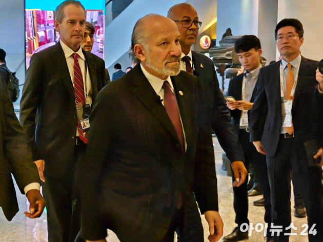 하워드 러트닉 미국 상무장관(가운데). [사진=최란 기자]