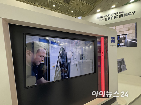 자이스(ZEISS)가 11일 인터배터리 2026 부스에서 산업용 CT 장비 'METROTOM'을 소개하고 있다. [사진=권서아 기자]