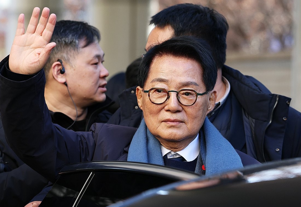 2020년 서해에서 발생한 공무원 피격 사건을 은폐하려 한 혐의로 재판에 넘겨진 박지원 전 국가정보원장이 26일 서울 서초구 중앙지법에서 무죄를 선고받고 법원을 나서며 지지자들에게 인사하고 있다. 2025.12.26 [공동취재] [사진=연합뉴스]