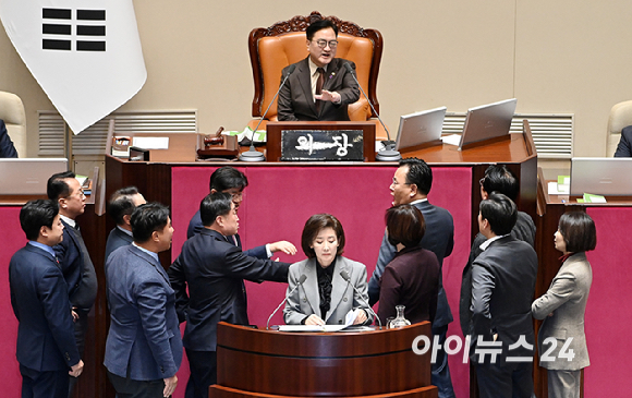 나경원 국민의힘 의원이 9일 서울 여의도 국회에서 열린 제429회국회(정기회) 제16차 본회의에서 가맹사업거래의 공정화에 관한 법률 일부개정법률안에 대한 무제한 토론(필리버스터)을 하는 가운데 여야 의원들이 충돌하고 있다. [사진=곽영래 기자]