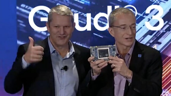 팻 겔싱어(오른쪽) 인텔 최고경영자(CEO)가 지난해 12월 미국 뉴욕에서 인공지능(AI)칩 '가우스3'를 공개하고 있다. [사진=인텔]