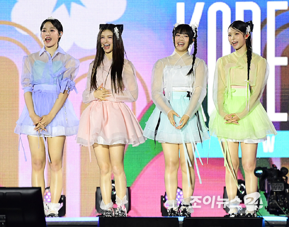 그룹 뉴진스가 21일 오후 서울 종로구 경복궁 흥례문 광장에서 열린 '2024 코리아 온 스테이지-뉴 제너레이션'에서 멋진 무대를 선보이고 있다. [사진=정소희 기자]