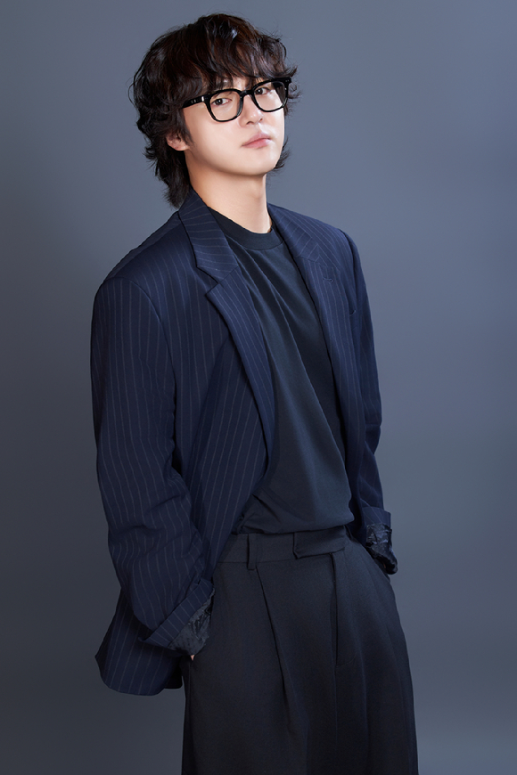 배우 양세종이 '파인:촌뜨기들' 인터뷰를 앞두고 사진 촬영을 하고 있다. [사진=월트디즈니 컴퍼니 코리아]