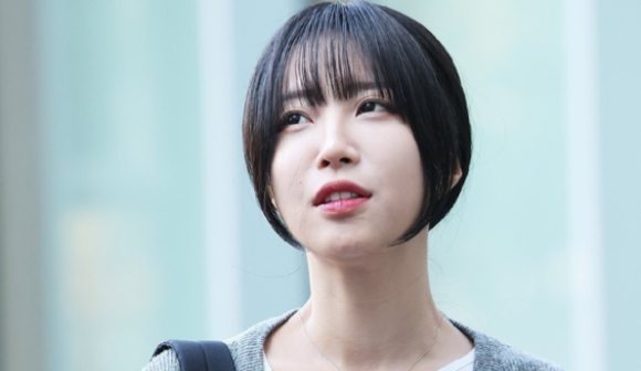 유튜버 쯔양(본명 박정원)이 지난해 11월 경기도 수원시 영통구 수원지방법원에서 열린 구제역(본명 이준희) 관련 재판에 증인으로 출석하며 취재진 질문에 답하고 있다. [사진=연합뉴스]