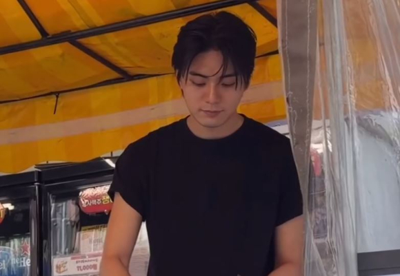 배우 차은우를 닮은 외모로 유명해진 경기도 광명시 노점 붕어빵 사장이 영업 중단을 선언했다. 사진은 붕어빵 가게 사장 A씨. [사진=온라인 커뮤니티 캡처]