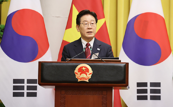 이재명 대통령이 22일(현지시간) 베트남 하노이 주석궁에서 열린 또 럼 서기장 겸 국가주석과의 공동언론발표에서 발언하고 있다. 2026.4.22 [사진=연합뉴스]