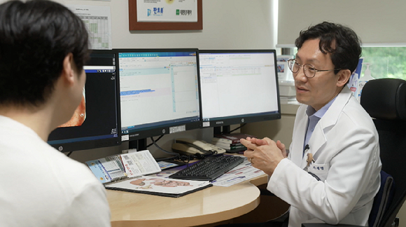 EBS '명의 특집' '나를 살리는 힘, 면역-2부 장' 편에서는 건강의 기본을 흔드는 다양한 장질환에 대해 소화기내과 차재명 교수, 천재영 교수와 함께 알아보는 시간을 가진다. [사진=EBS]