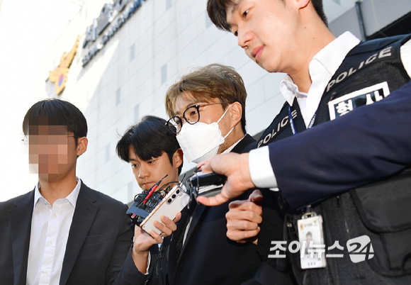 특정범죄가중처벌법(특가법)상 위험운전치상&middot;도주치상, 도로교통법상 음주운전&middot;사고후 미조치, 범인도피교사 등 혐의를 받고있는 가수 김호중이 31일 오전 서울 강남경찰서에서 구치소로 이감되고 있다. [사진=곽영래 기자]