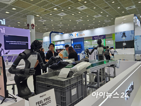 10일 서울 강남구 코엑스에서 개막한 로보테크쇼 전시장에서 갈봇의 휴머노이드 로봇 G1 모델이 편의점 진열대에 놓인 물품을 잡고 있다. [사진=설재윤 기자]