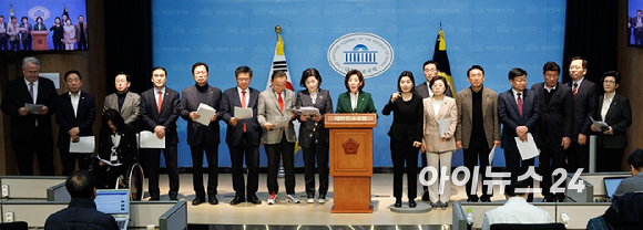 나경원 국민의힘 의원 등 국민의힘 의원들이 12일 오전 서울 여의도 국회에서 헌법재판소 2차 공개탄원서 제출 기자회견을 하고 있다. [사진=곽영래 기자]