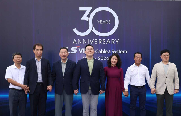 지난 1일 베트남 하이퐁 사업장에서 열린 LS-VINA 창립 30주년 기념식에서 참석자들이 기념촬영을 하고 있다 [사진=LS]